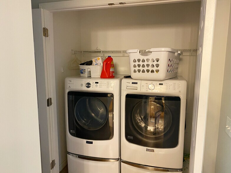 Building Photo - 106 Attu St