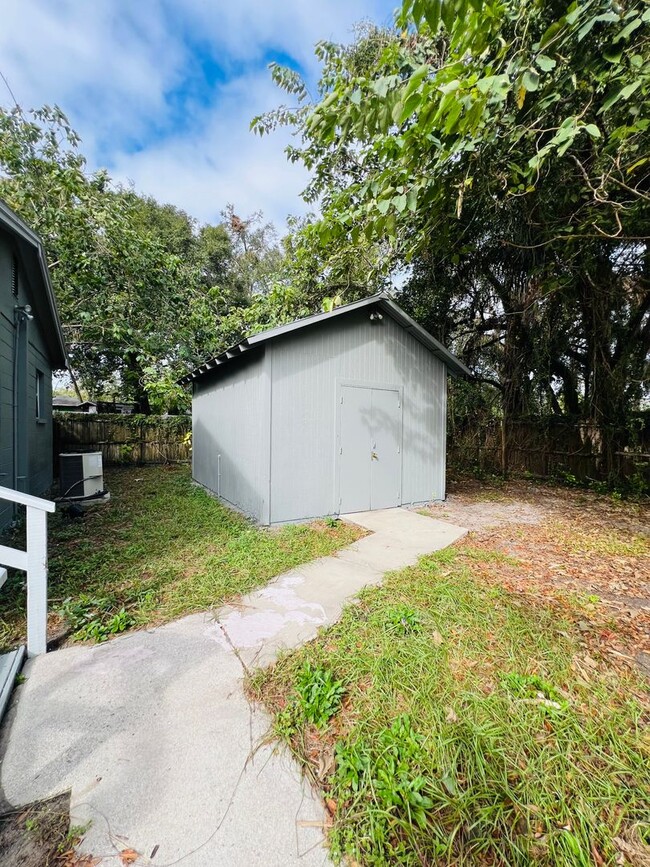 Building Photo - Central Tampa 3Br - Section 8 Welcome!