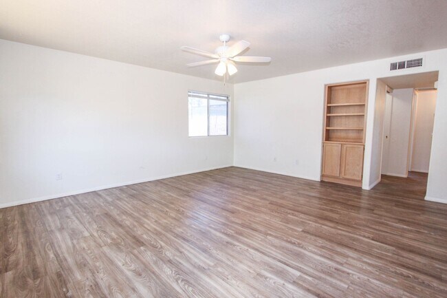 Building Photo - 2 Bedroom Duplex with Fenced Yard