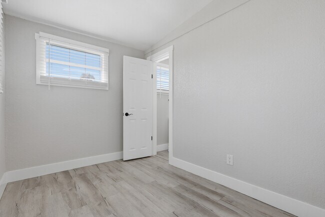 Building Photo - 10568 117 Dr N
