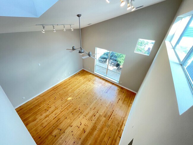 Building Photo - Dallas 3 story Loft