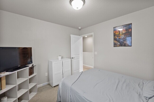 Building Photo - Beautiful 4-Bedroom Home on Blue Lunar Lan...