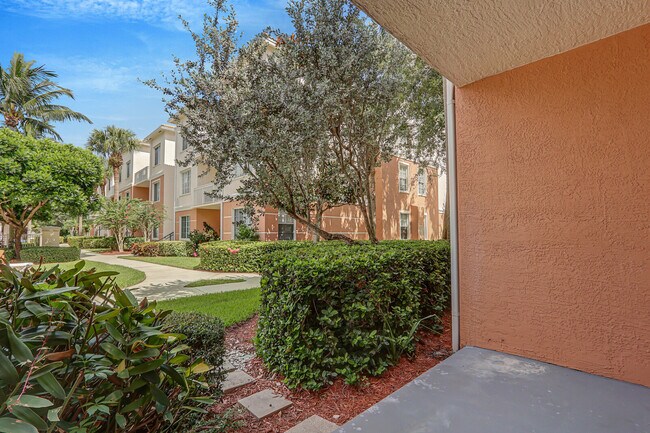 Building Photo - 3110 Myrtlewood Cir E