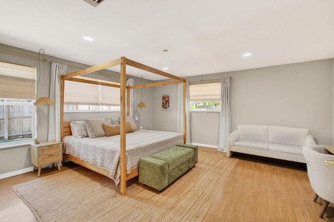 Building Photo - 301 SE 8th Ave