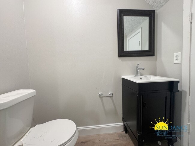 Building Photo - Newly Renovated 2BR/1.5BA Townhouse in For...