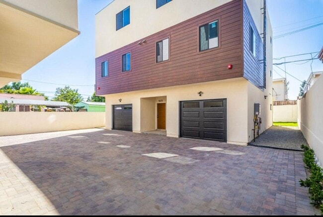 Building Photo - 4BR 3Ba Modern Townhome in Prime NOHO