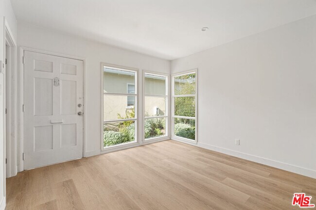 Building Photo - 820 3rd St