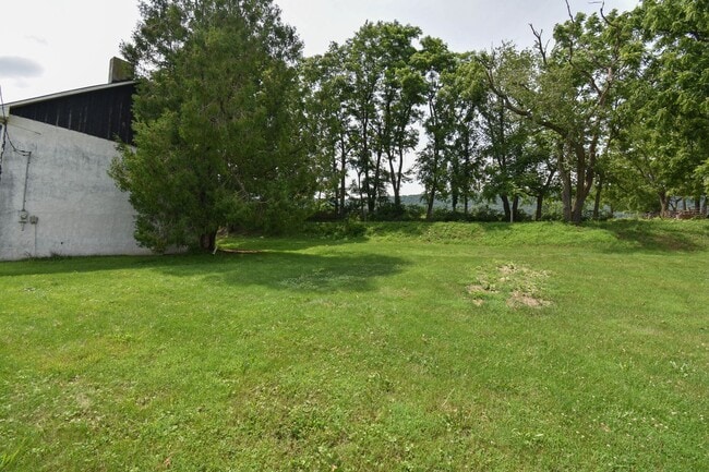 Building Photo - Large Home on Jacksonville Rd with Laundry!