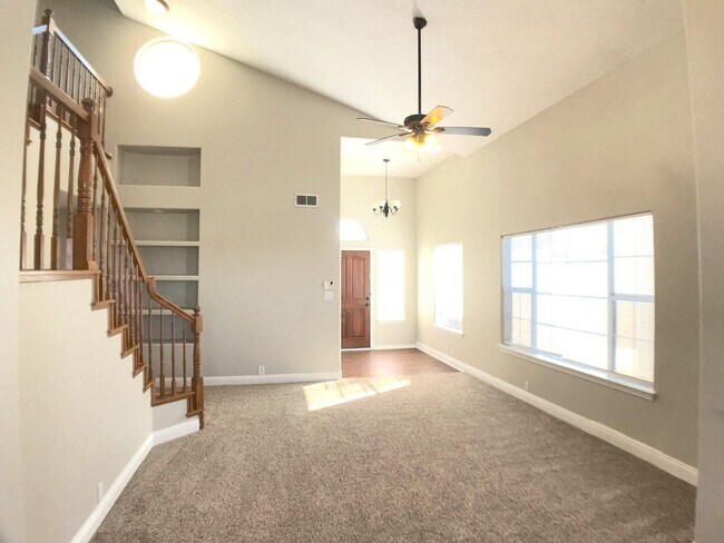 Building Photo - Stunning 4 bedroom in La Cueva area. Spacious layout. Refrigerated air! Extra Space!