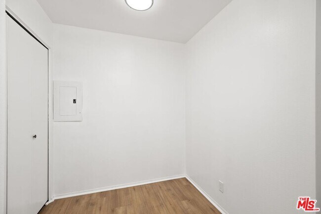 Building Photo - 1340 S Beverly Glen Blvd