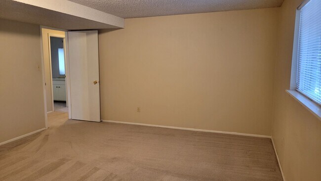 Building Photo - 4 Bed 2.5 Bath with A/C - Available Now!