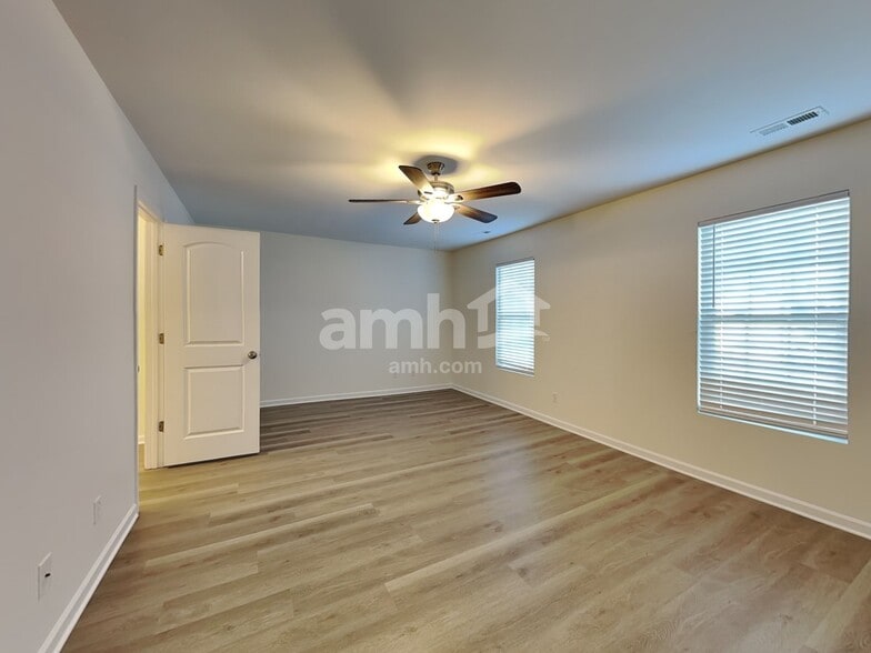 Building Photo - 132 Drewsbury Dr