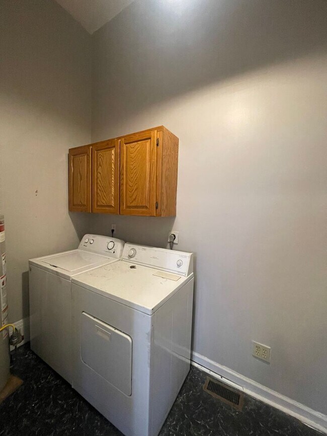 Building Photo - 984 Magnolia St