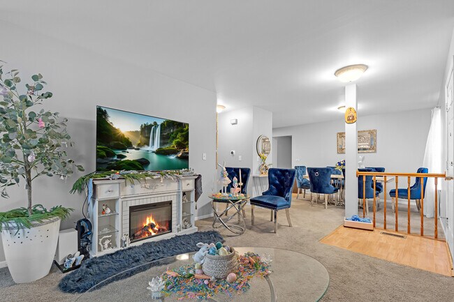 Building Photo - 691 W Streamwood Blvd