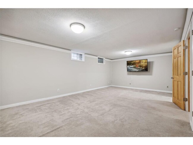 Building Photo - 6802 Cottonwood Ln N