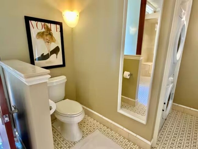 Building Photo - Enormous Upper Floor Unit in Heart of Downtown MKE