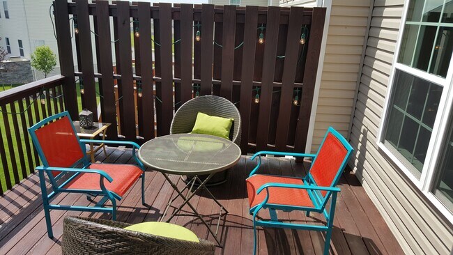 Building Photo - Robinson - LARGE 3 Bedroom End Unit House - Minutes from 376 W Robinson