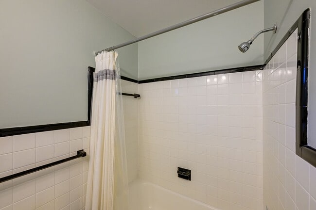 Building Photo - Well Maintained 3BR/2.5BA Home in Silver Spring