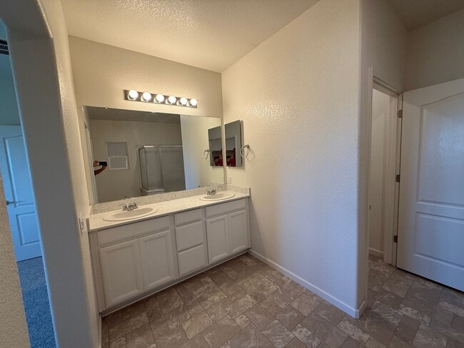 Building Photo - Single story home in with large backyard!