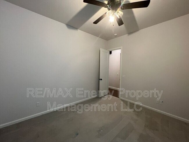 Building Photo - 440 St Claire Dr