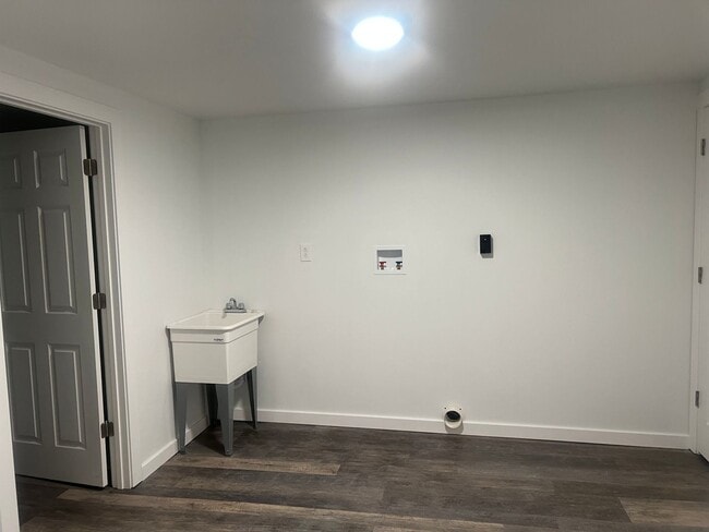 Building Photo - Available NOW - 2 Bedroom - Brighton Heights Area