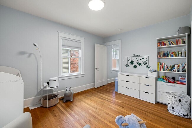 Building Photo - *Beautifully Updated & Spacious 4BD/3.5BA ...