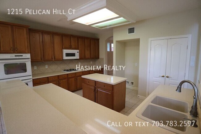 Building Photo - 1215 Pelican Hill Dr