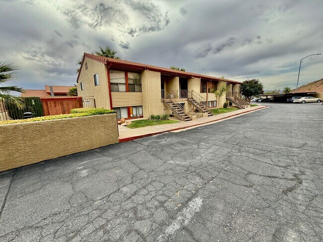 Building Photo - One Bedroom, TWO Bath apartment in Downtow...
