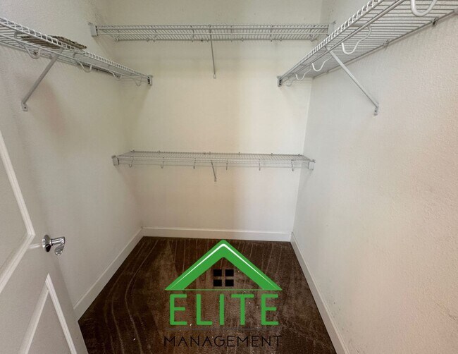Building Photo - Spacious and Stylish 4-Bedroom Home in Des...