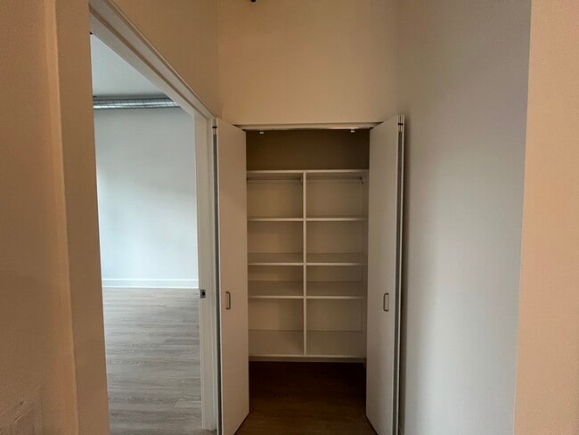 Building Photo - 1040 W Huron St