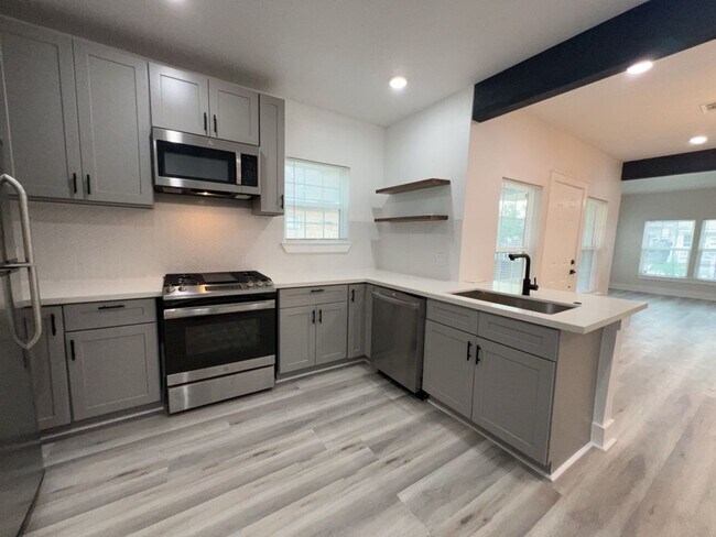 Building Photo - 224 Everton St