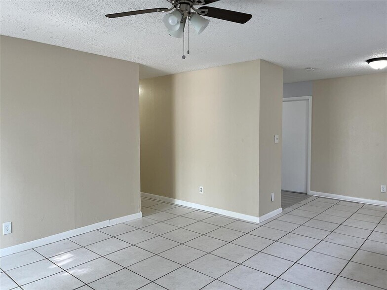 Building Photo - 1633 NW 18th Ave