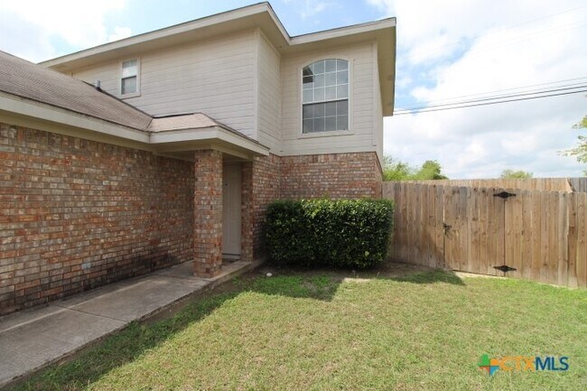 Building Photo - 2412 Skylark Cir