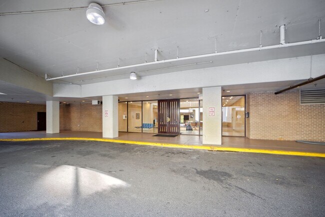 Building Photo - Stunning 1 BR/1 BA Condo in Southwest Wate...