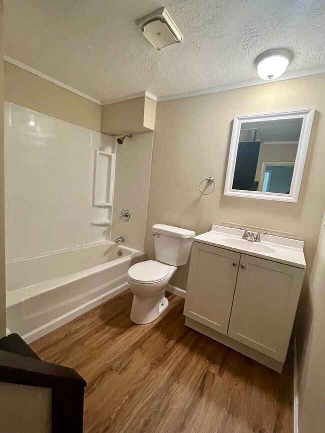 Building Photo - 227 Maple St