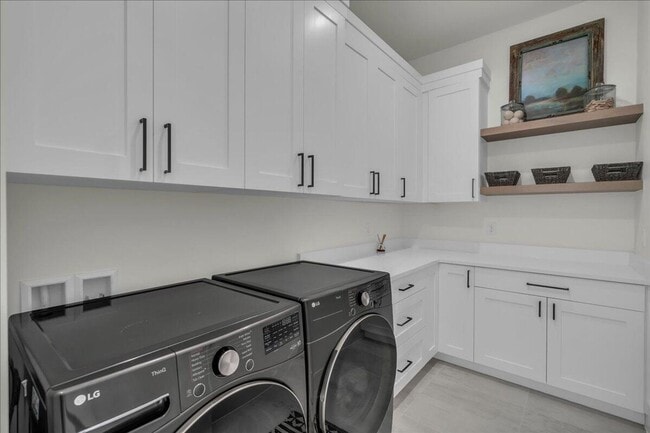 Building Photo - Beautiful 6-Bedroom, 5-Bathroom Home for R...