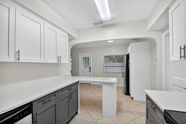 Building Photo - 5009 Spruce Ave