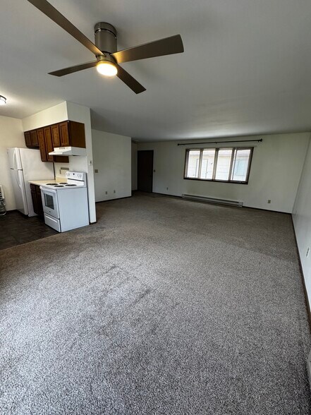 view from dining area into large living room - 833 Bridgewater Ave