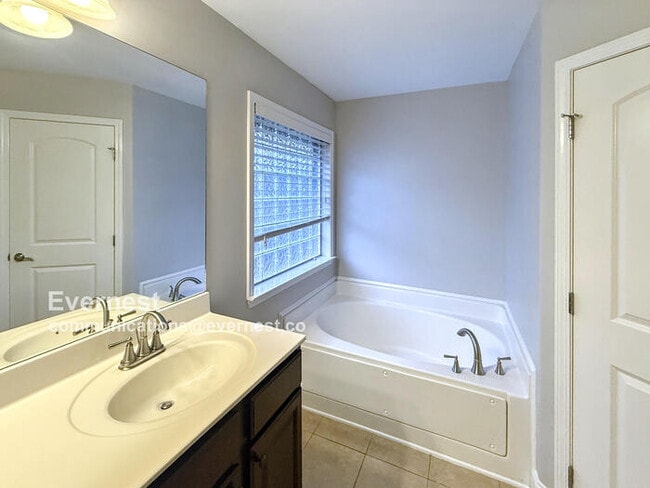 Building Photo - 24752 Rolling Vista Dr