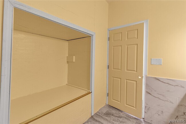 Building Photo - 37 Alsace Ave