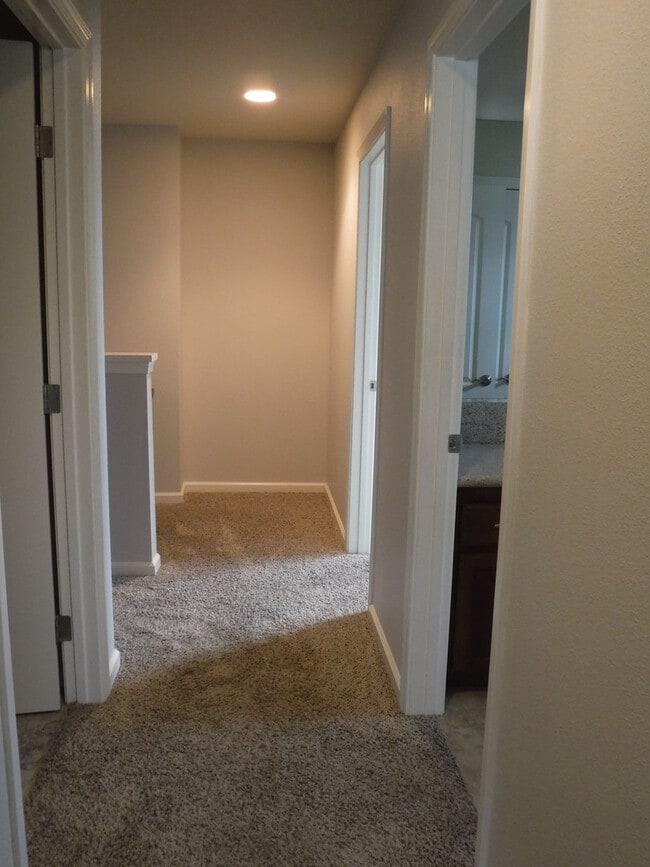 Building Photo - Great 4 Bedroom Condo With Upgrades! Highland Park Subdivision