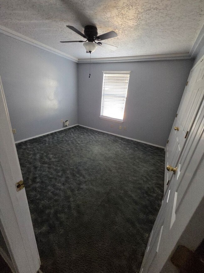 Building Photo - 420 E 9th St