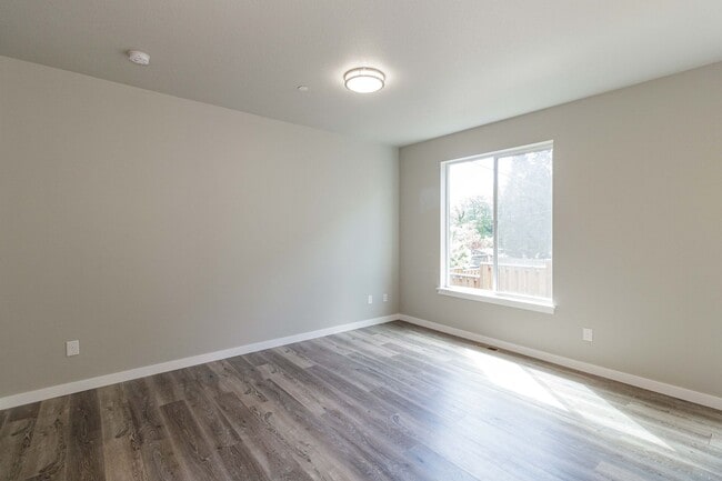 Building Photo - Move In Ready 3 Bedroom 2.5 Bathroom with ...