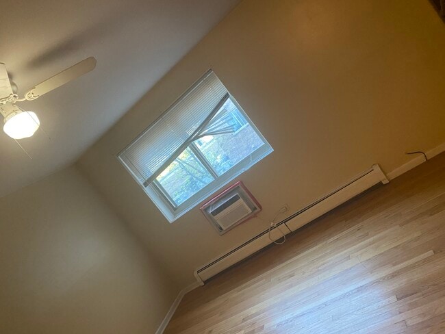 Building Photo - 1415 W Lunt Ave