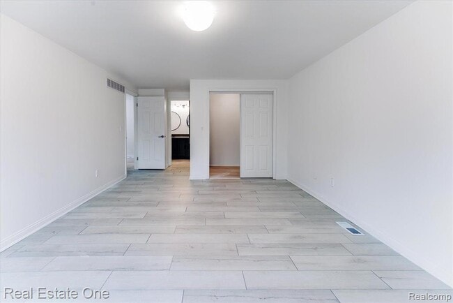 Building Photo - 1631 S Hill Blvd