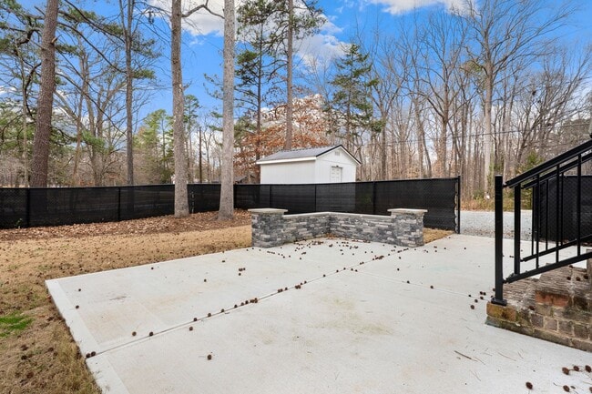 Building Photo - Beautiful 2 bed/1.5 bath with large fenced yard and separate office!