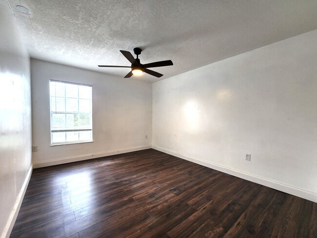 Building Photo - Third Floor Unit; Amazing College Park Loc...