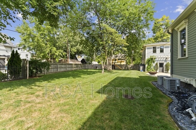 Building Photo - 1321 N Beville Ave