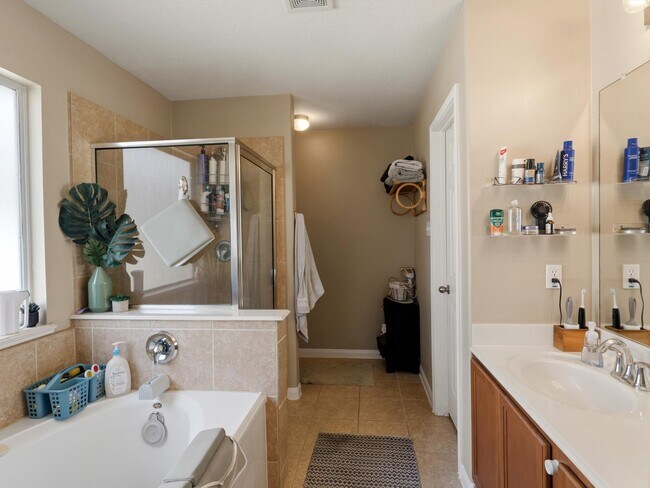 Building Photo - 15811 Sarasam Creek Ct