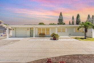 Building Photo - 1052 Pine Tree Dr